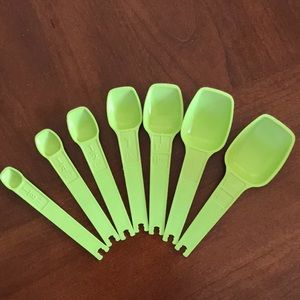 Vintage Tupperware measuring spoons set of 7